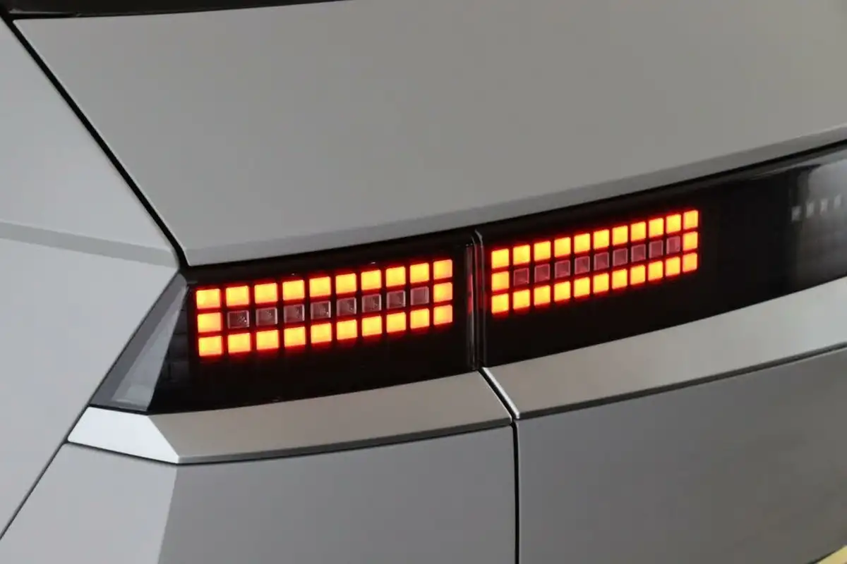 2022-hyundai-ioniq-5-e-se-connect-big-9