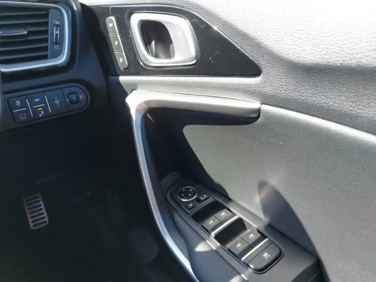 2022-kia-xceed-15-t-gdi-4-big-16