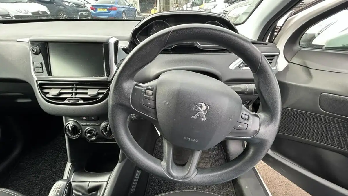 2014-peugeot-208-12-active-vti-3d-big-20