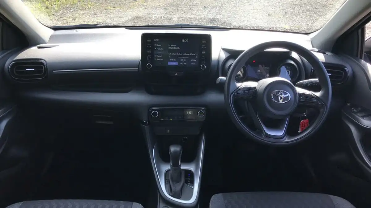 2023-toyota-yaris-15-vvt-i-design-big-4