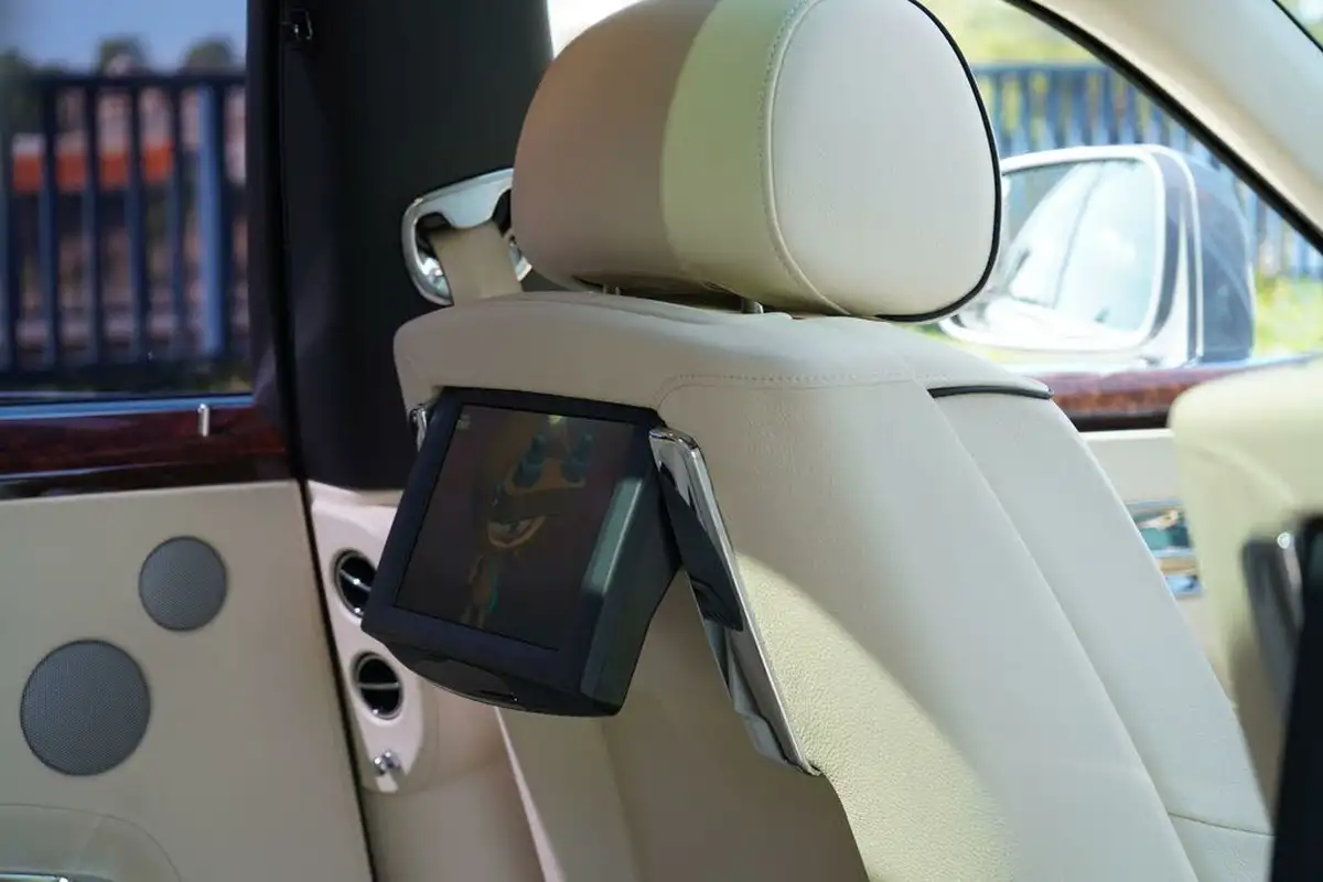 2011-rolls-royce-ghost-66-big-29
