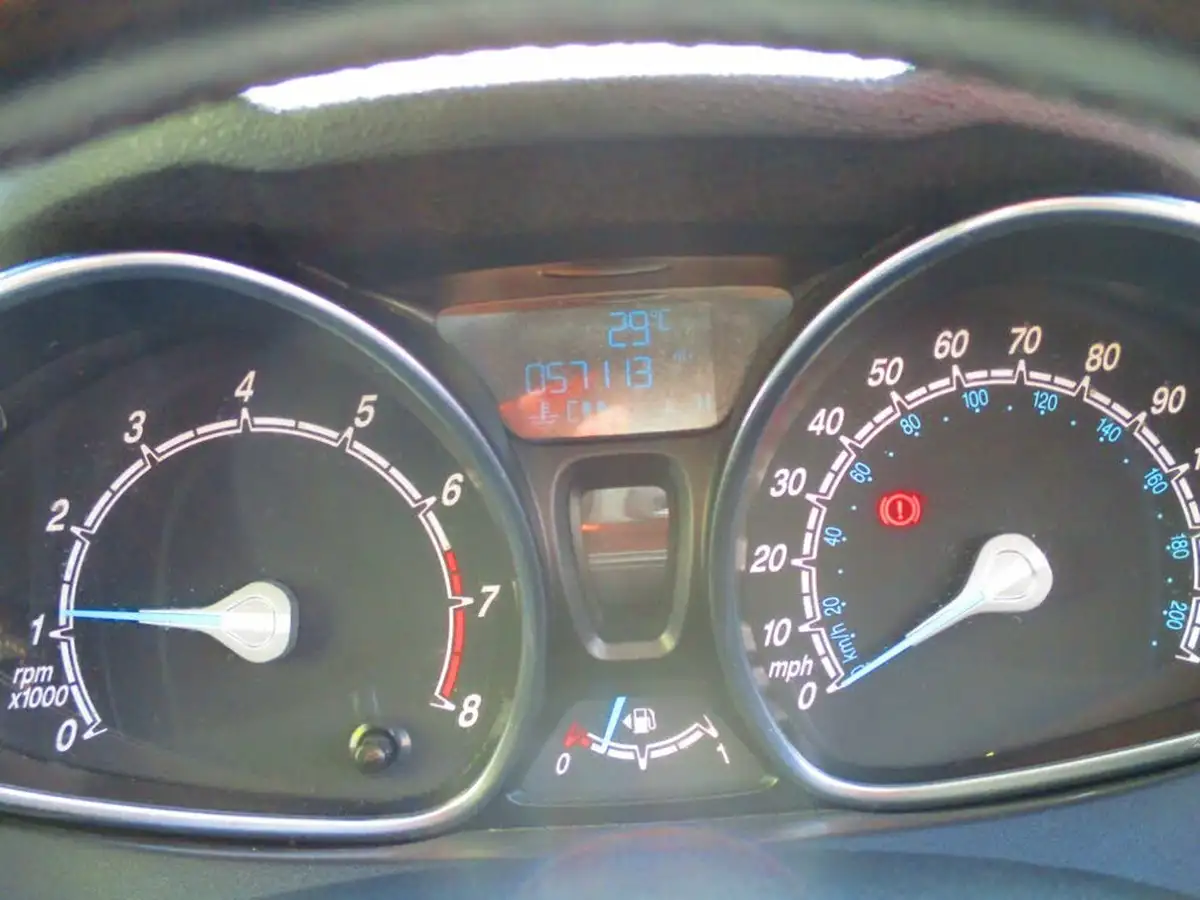 2014-ford-fiesta-125-zetec-3d-big-10
