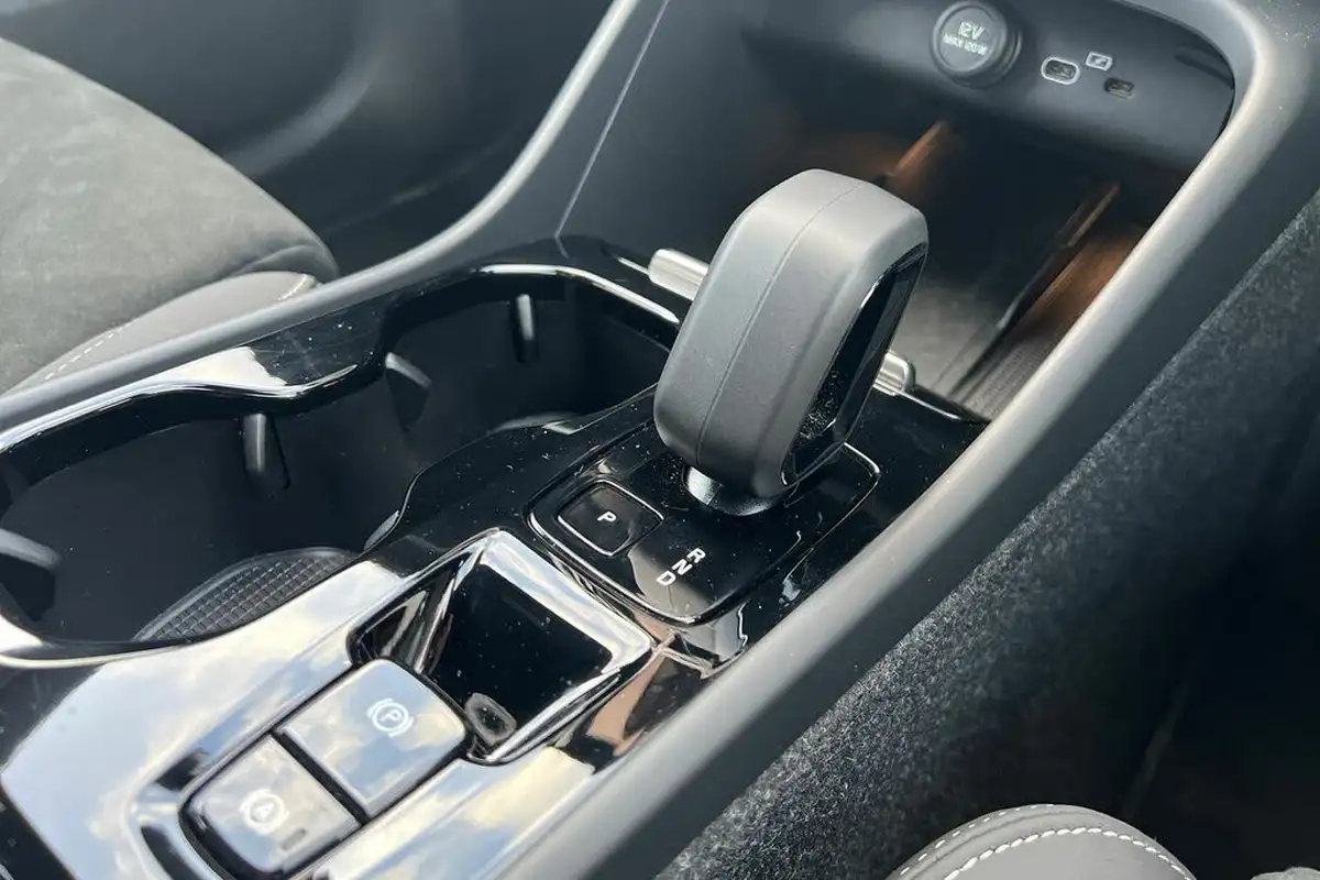 2024-volvo-xc40-20-b3-plus-big-12