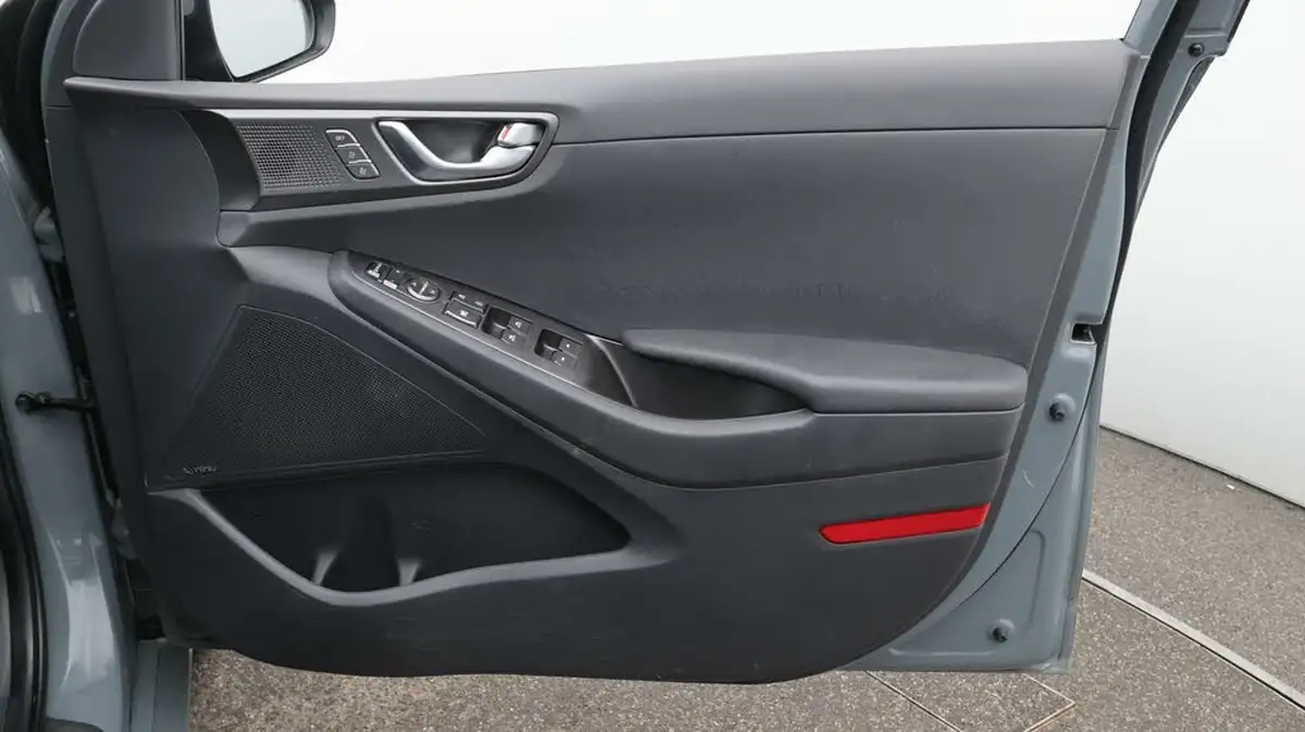 2021-hyundai-ioniq-e-premium-se-electric-100kw-big-15