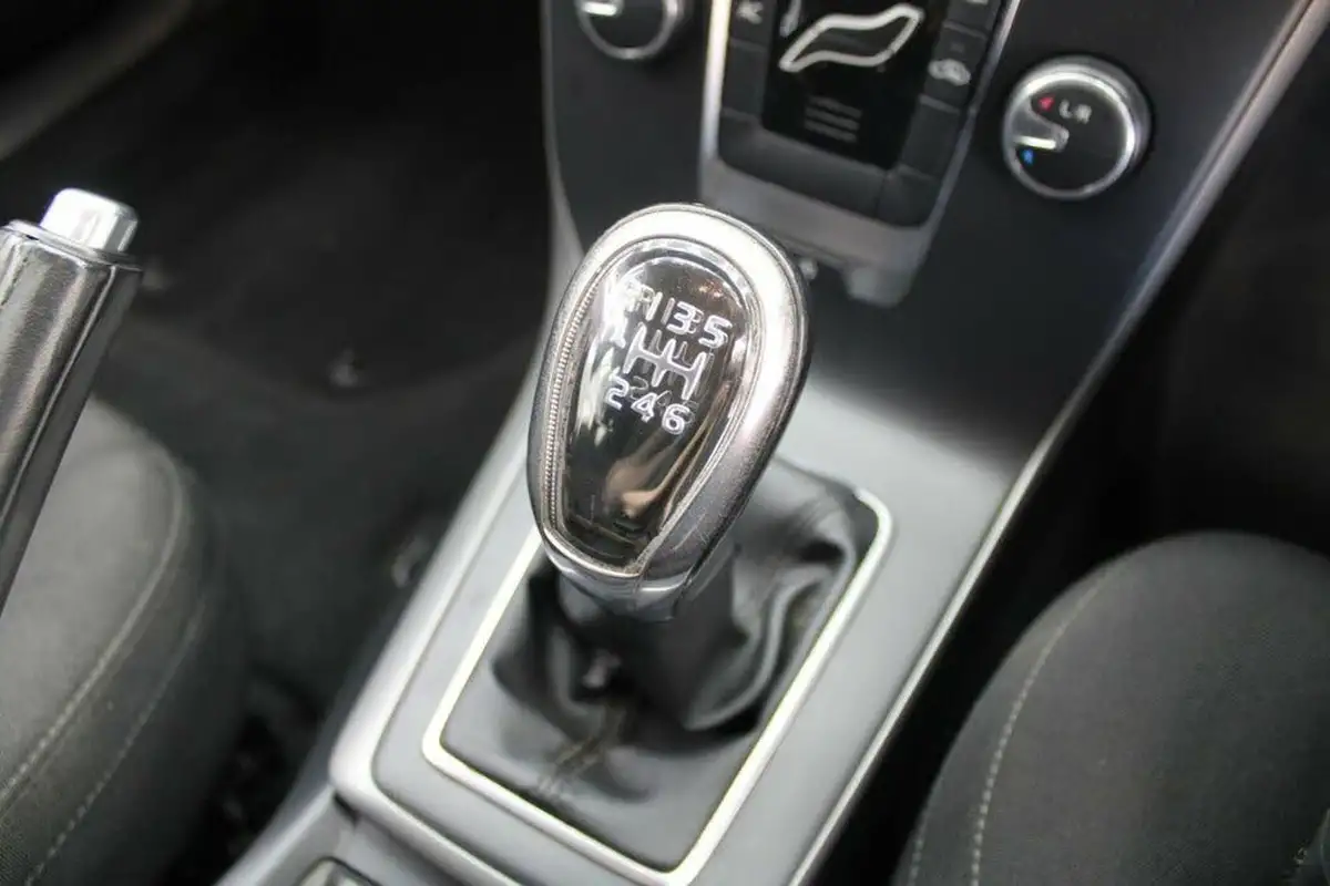 2013-volvo-v40-16-t2-es-big-31