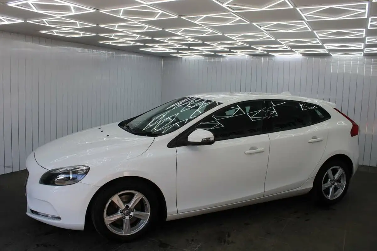 2013-volvo-v40-16-t2-es-big-3