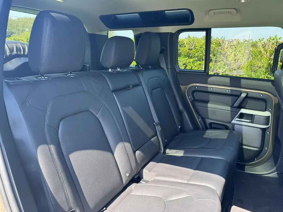 2023-land-rover-110-defender-30-d250-xs-edition-big-15