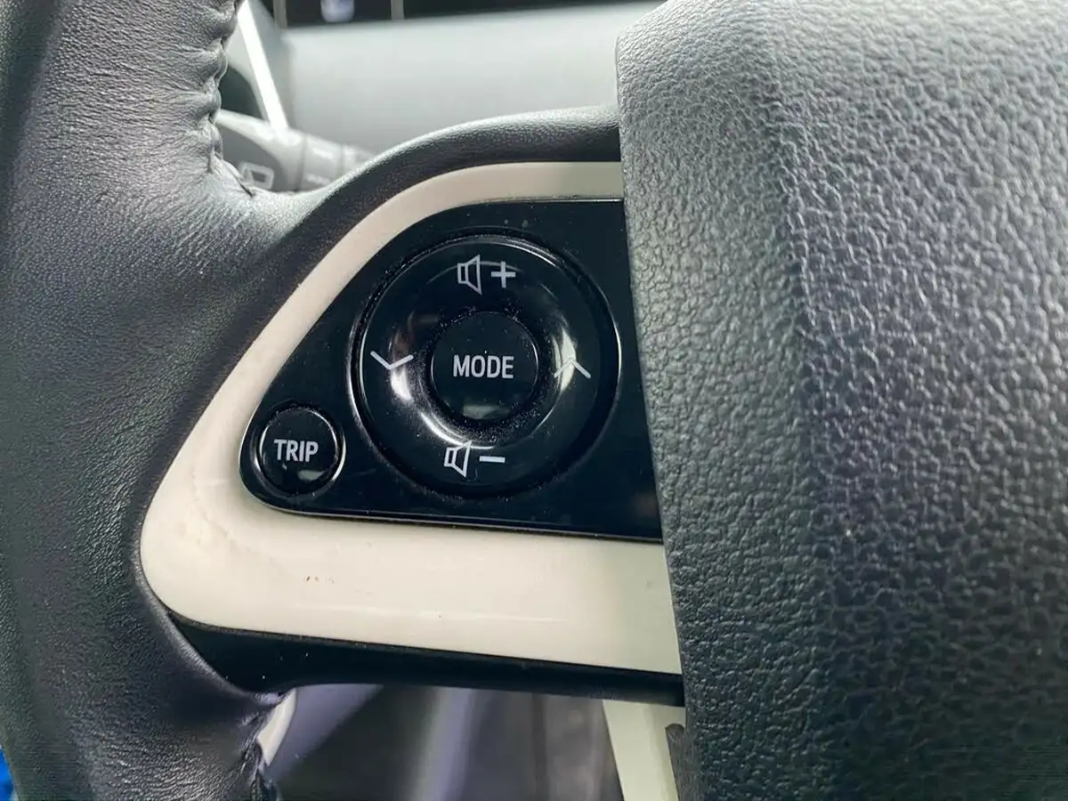 2017-toyota-prius-big-15
