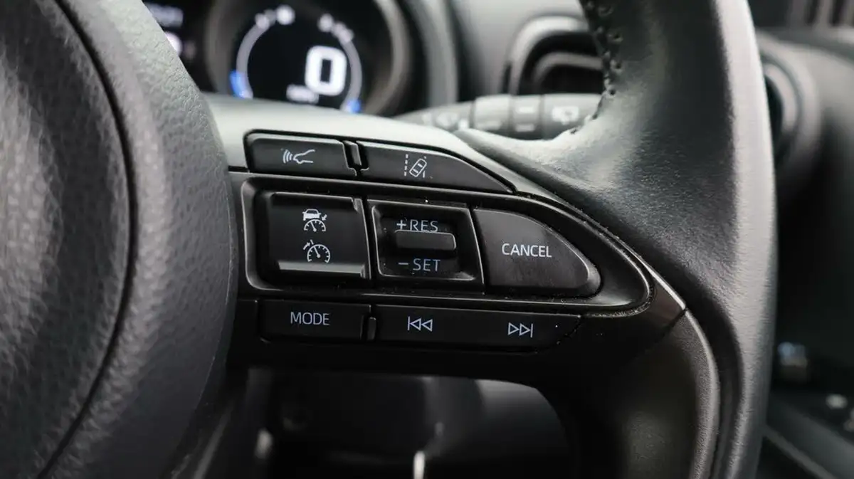 2021-toyota-yaris-15-vvt-i-design-big-26
