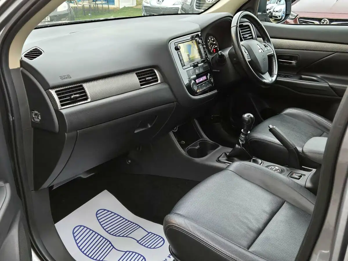 2014-mitsubishi-outlander-22di-d-gx4-big-4
