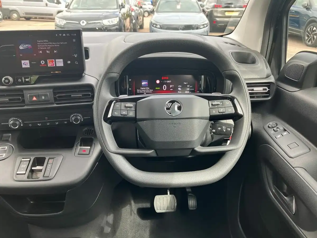 2024-vauxhall-combo-life-e-design-xl-big-14