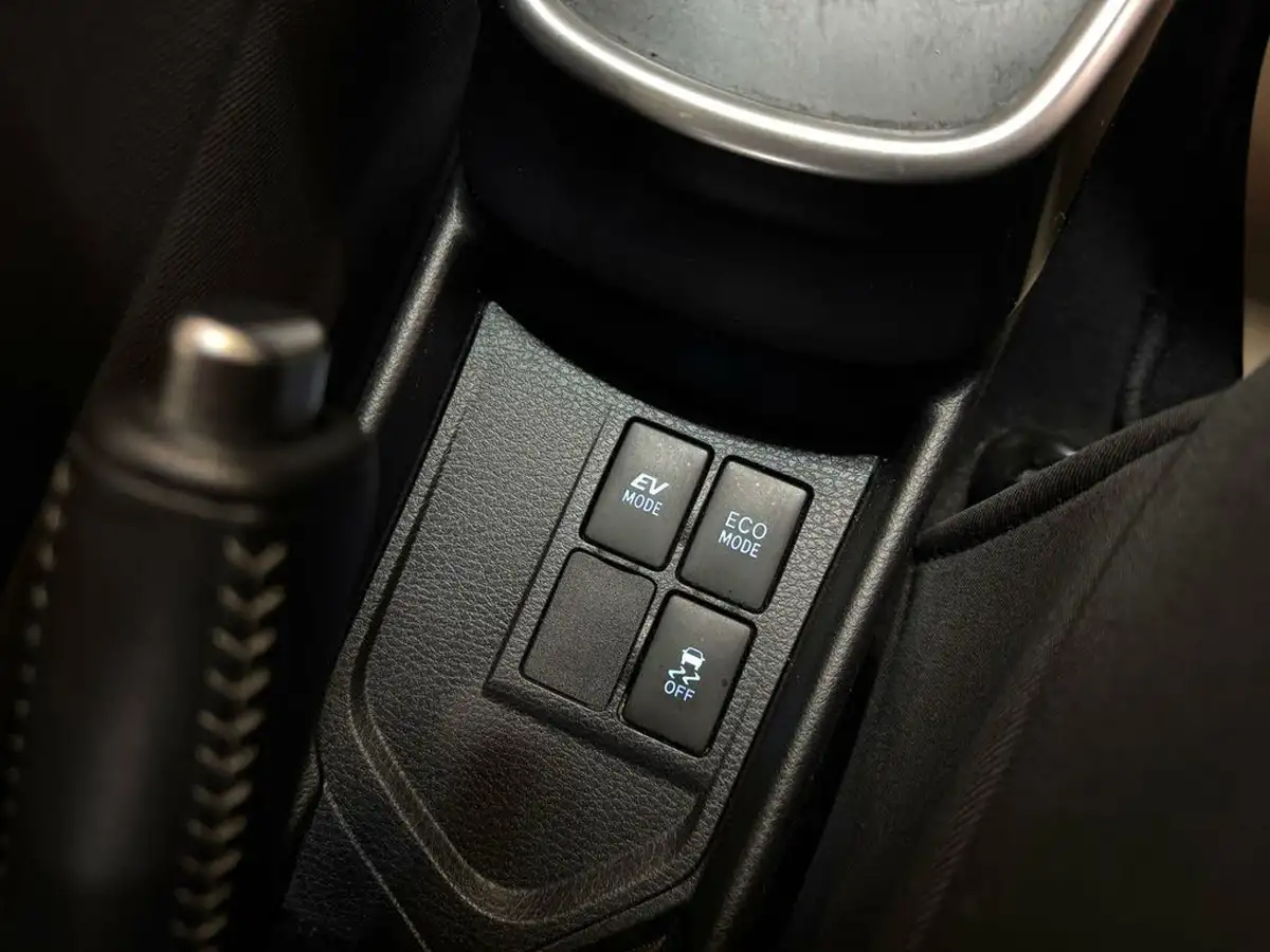 2015-toyota-yaris-15-vvt-i-icon-hybrid-big-38