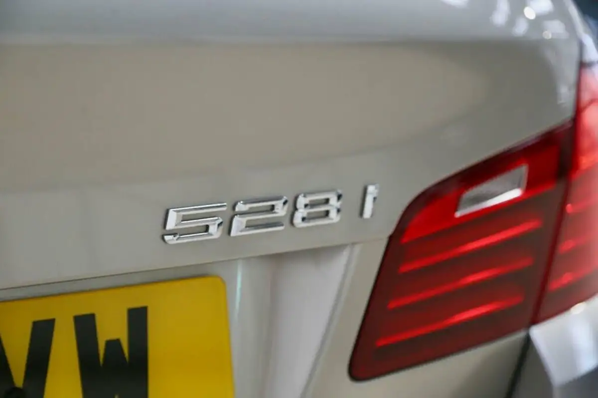 2014-bmw-5-series-20-528i-luxury-saloon-4d-auto-big-24