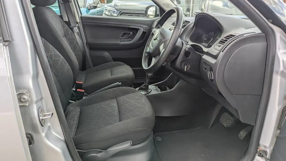 2012-skoda-fabia-12-se-plus-105ps-plus-hatchback-1197cc-dsg-big-4