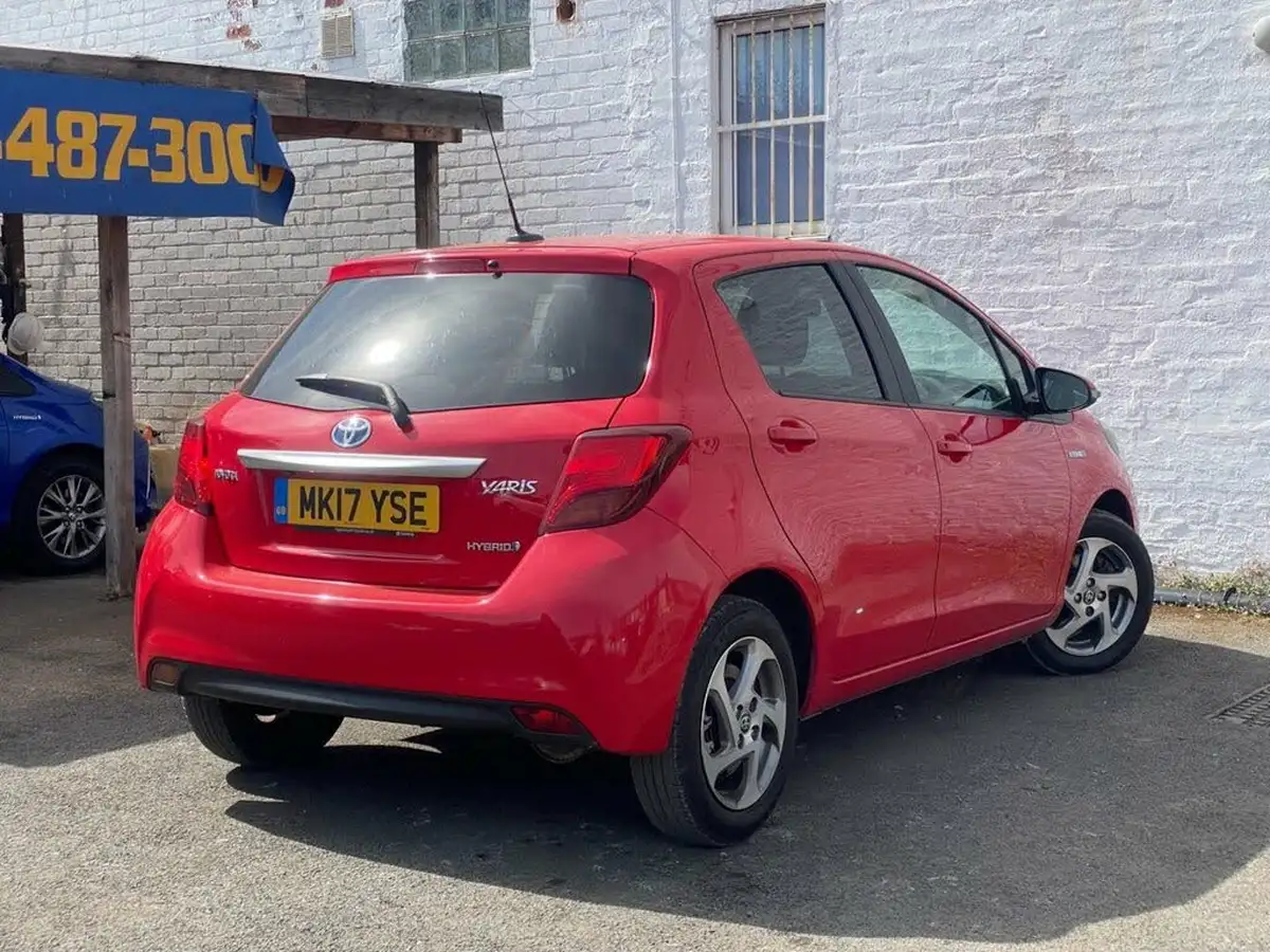 2017-toyota-yaris-15-vvt-i-icon-hybrid-big-11