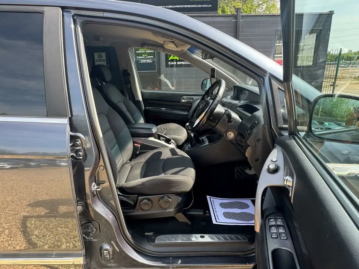 2017-kgm-ssangyong-turismo-22td-se-big-19
