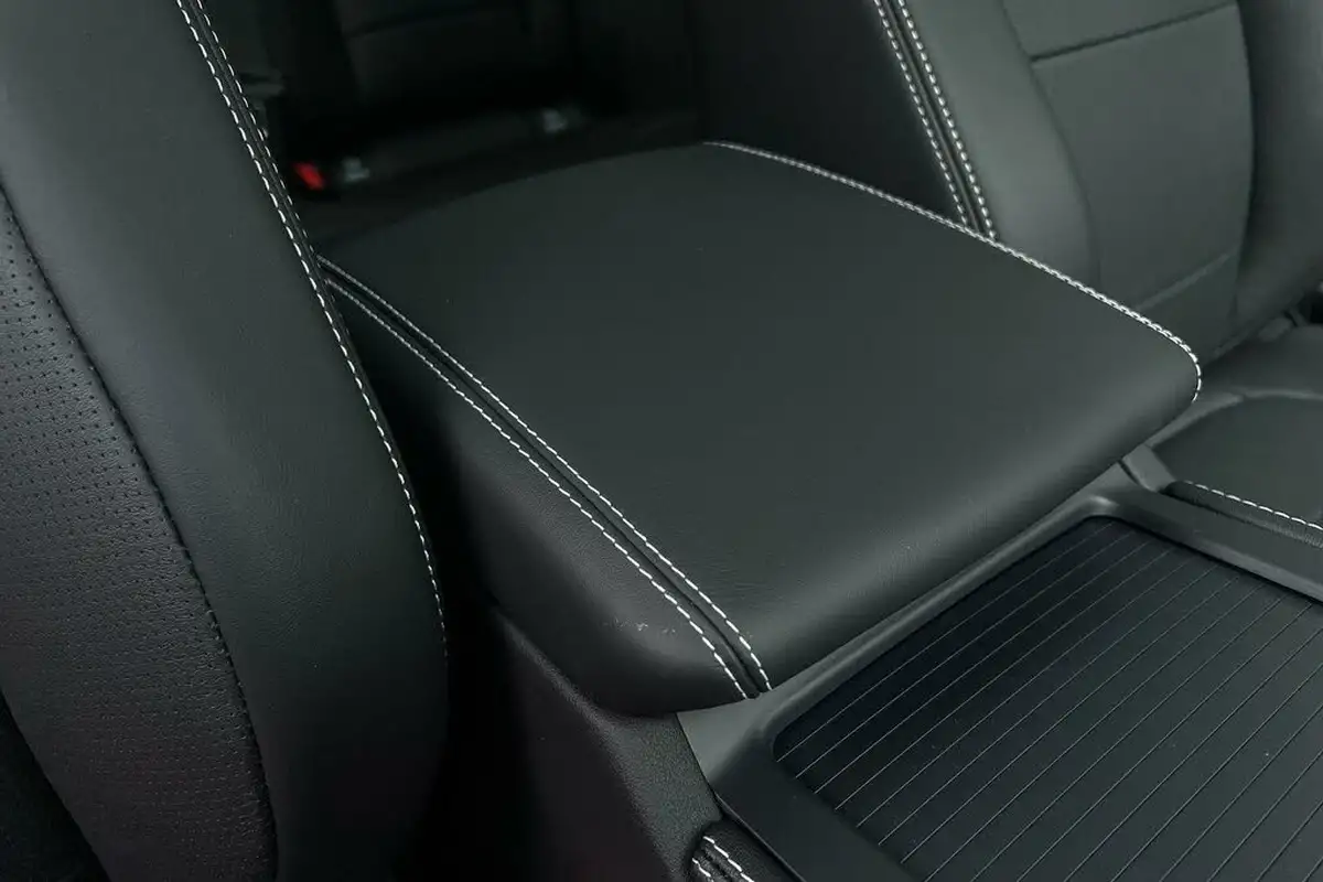 2024-jaguar-f-pace-20-d200-r-dynamic-hse-black-big-41