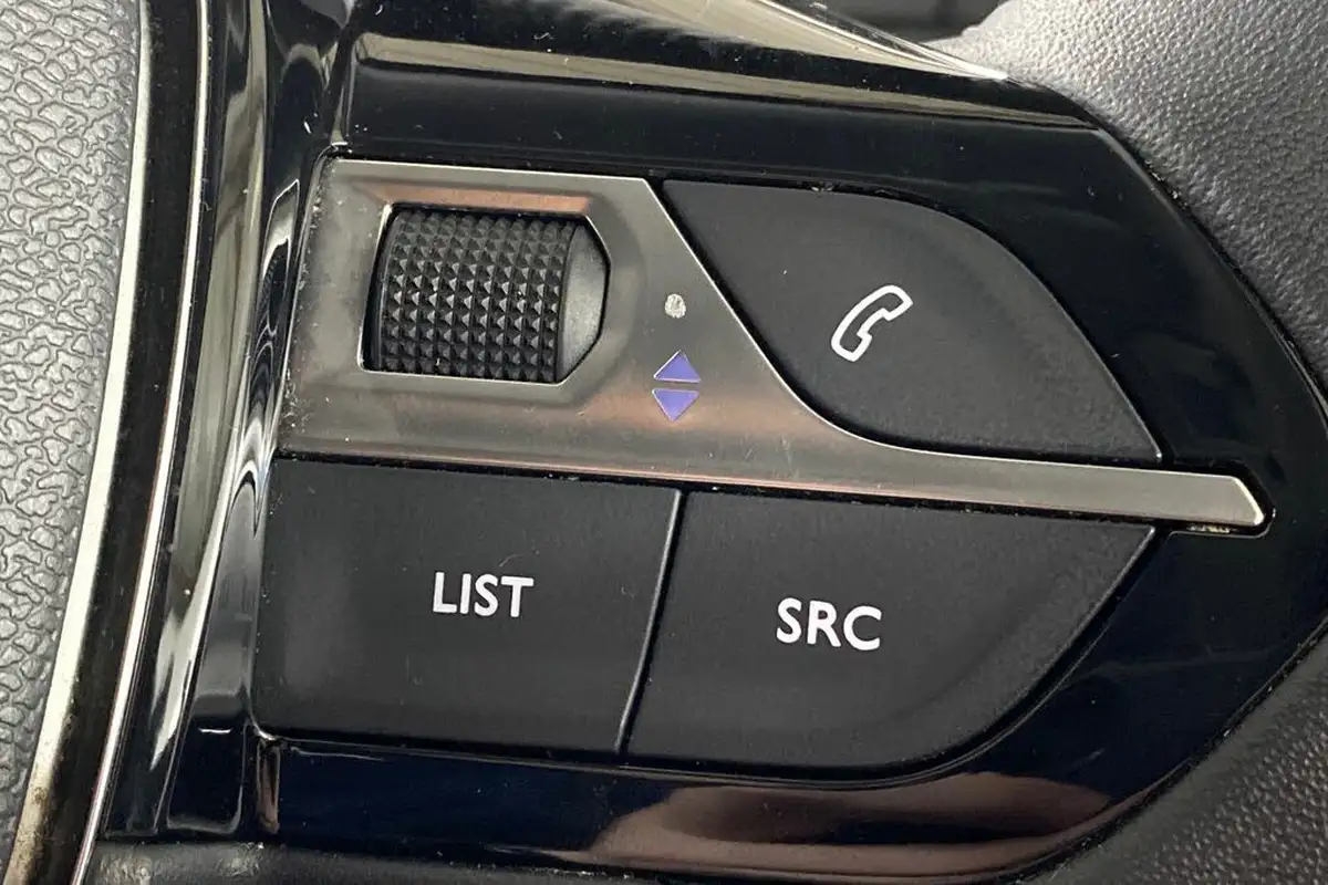 2022-peugeot-2008-suv-12-puretech-allure-premium-130bhp-big-33