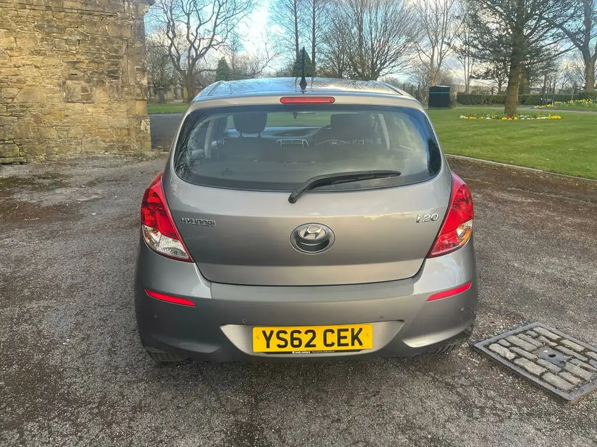 2012-hyundai-i20-14-style-99bhp-big-45