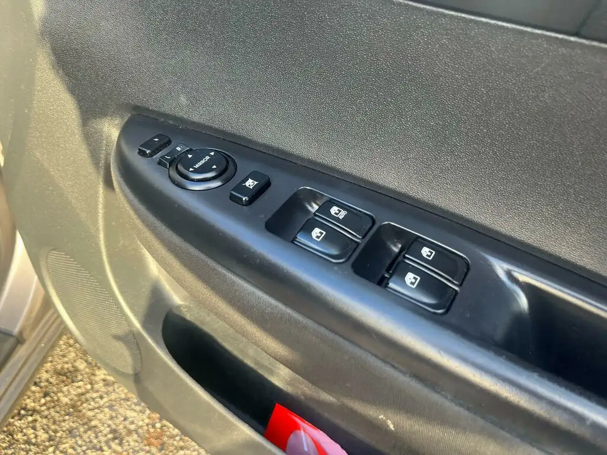 2012-hyundai-i20-14-style-99bhp-big-21