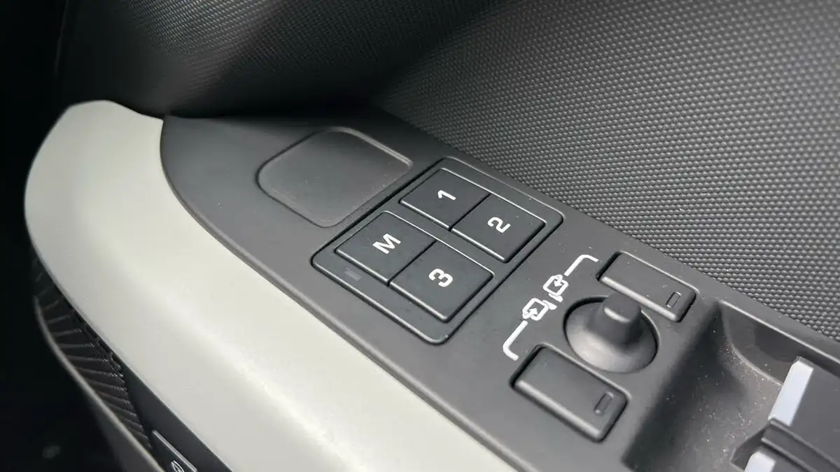 2023-land-rover-110-defender-30-d300-x-dynamic-hse-big-23