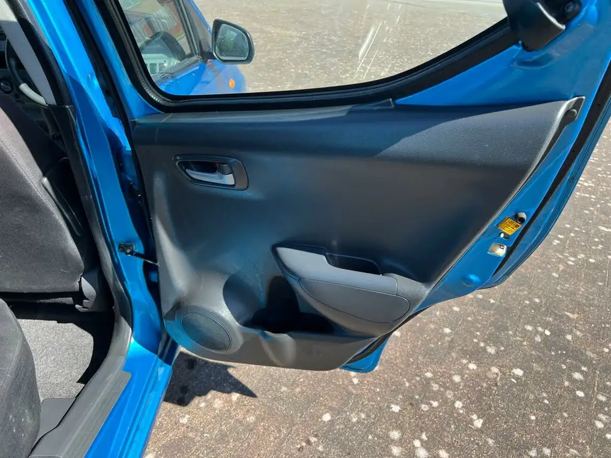 2011-suzuki-alto-10-sz2-big-10