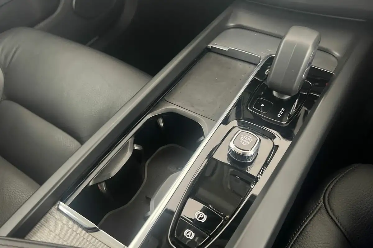 2022-volvo-xc60-20-b5-core-big-12