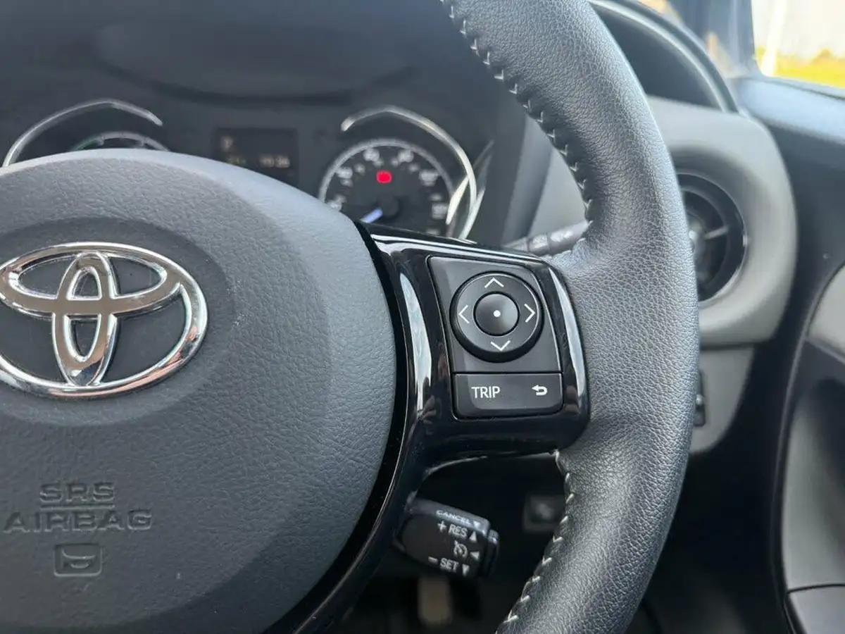 2018-toyota-yaris-15-vvt-i-icon-tech-hybrid-big-37