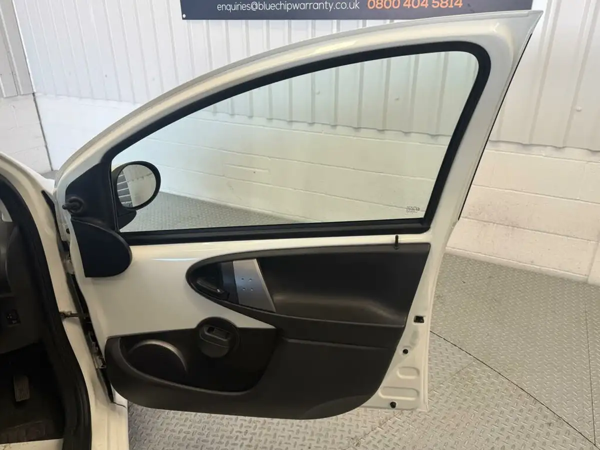 2013-toyota-aygo-10-move-5d-big-17