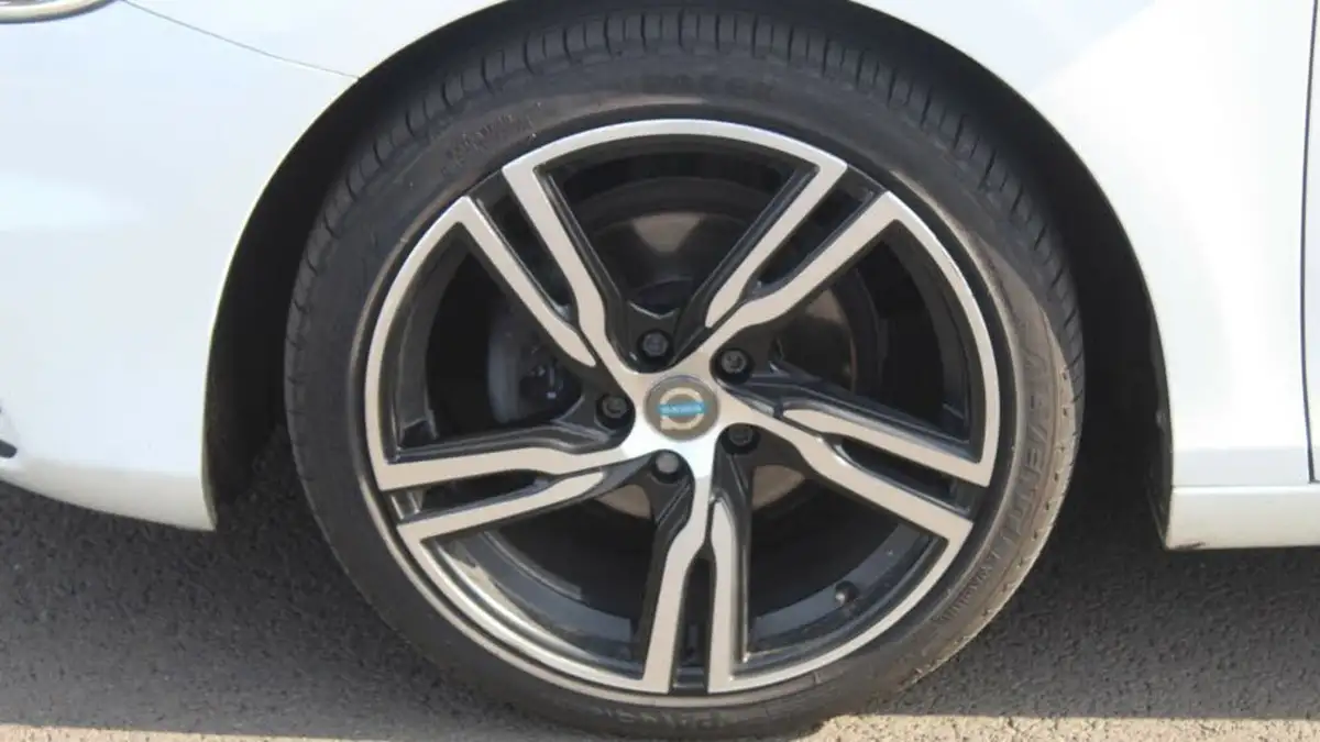 2016-volvo-v40-20td-d2-r-design-pro-big-1