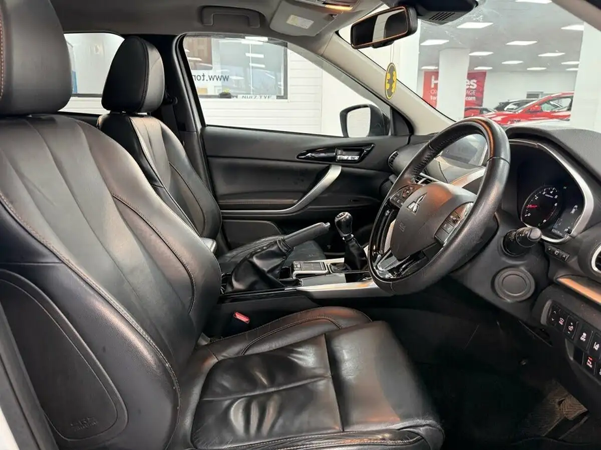 2019-mitsubishi-eclipse-cross-15-black-big-29