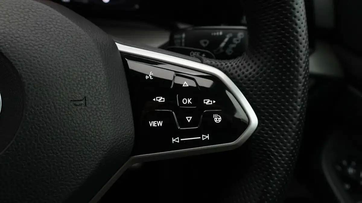2020-volkswagen-golf-20tdi-gtd-200ps-hatchback-5d-big-24