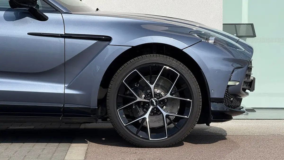 2023-aston-martin-dbx-40-v8-big-3