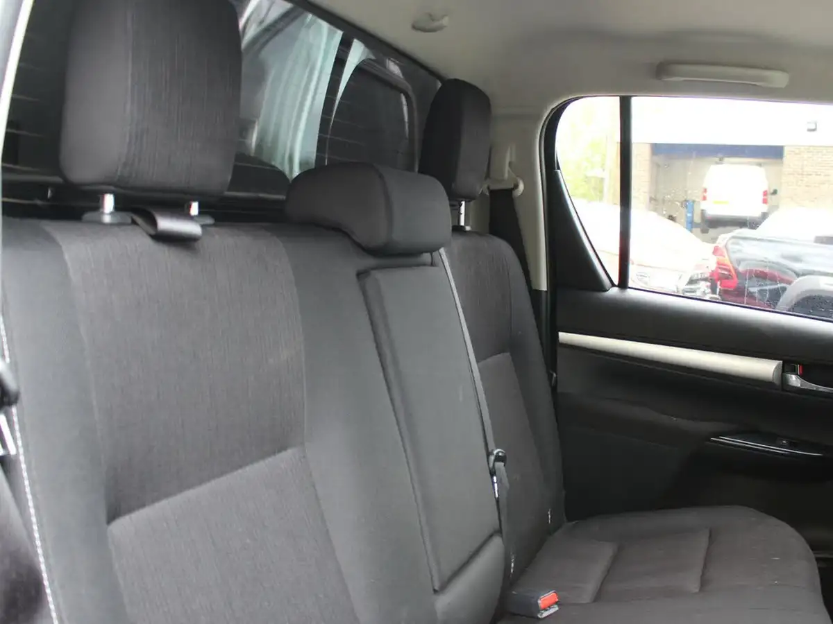 2021-toyota-hi-lux-24d-4d-invincible-150hpeu6d-auto-big-39