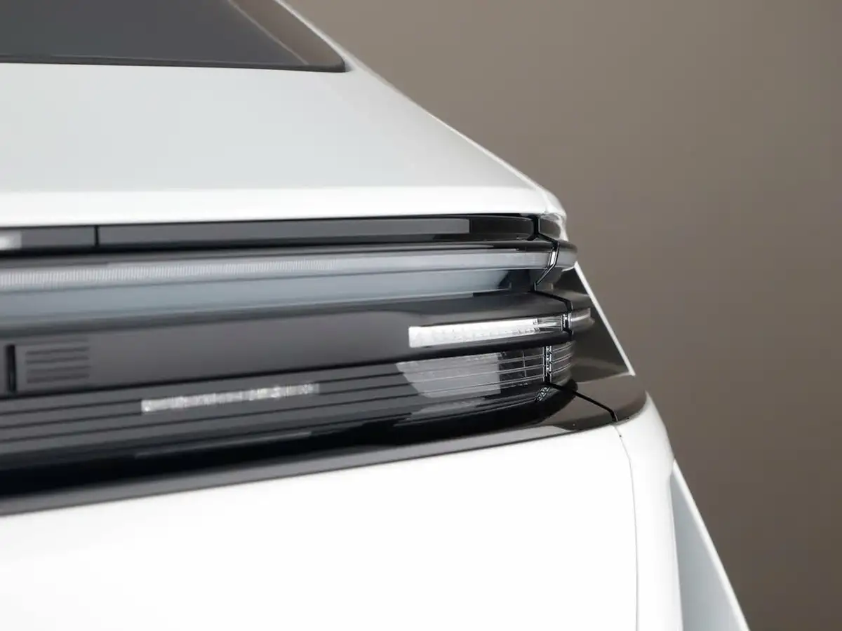 2025-porsche-macan-e-turbo-electric-big-37