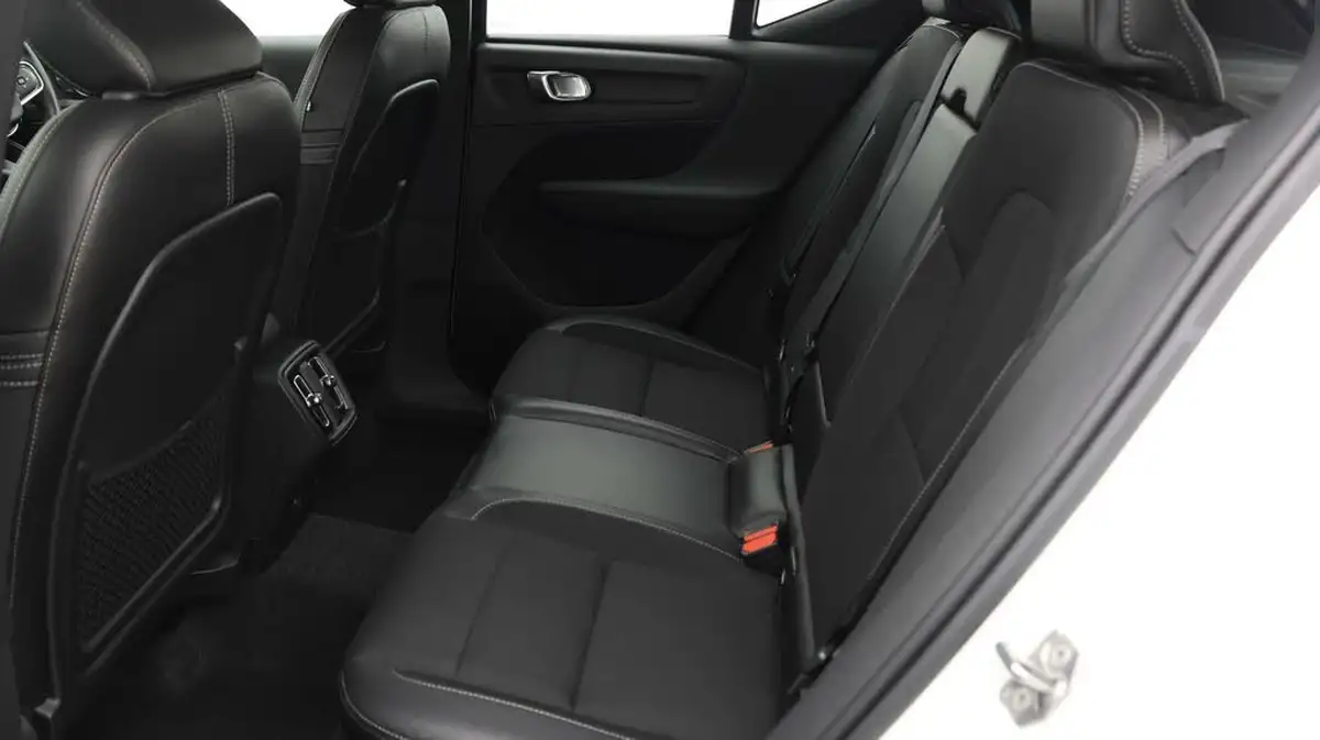 2018-volvo-xc40-20td-d3-momentum-pro-geartronic-big-15