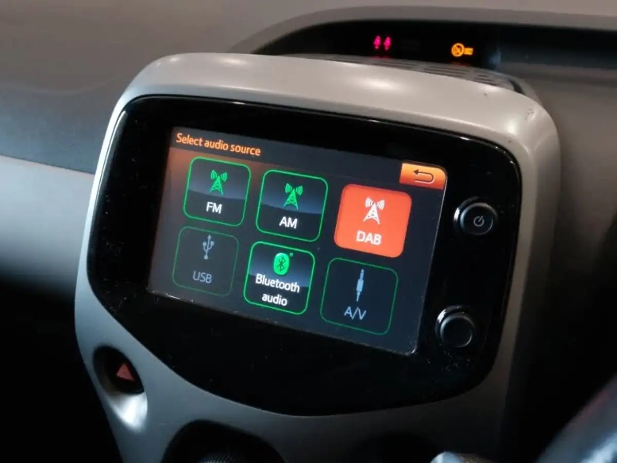 2017-toyota-aygo-10-vvt-i-x-play-71bhp-5d-big-13