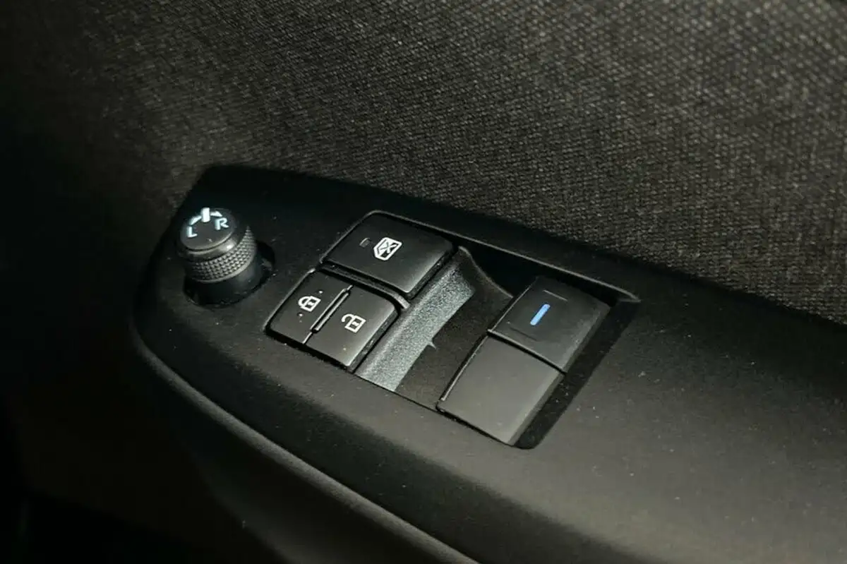 2021-toyota-yaris-15-vvt-i-icon-114bhp-hybrid-1490cc-e-cvt-big-30