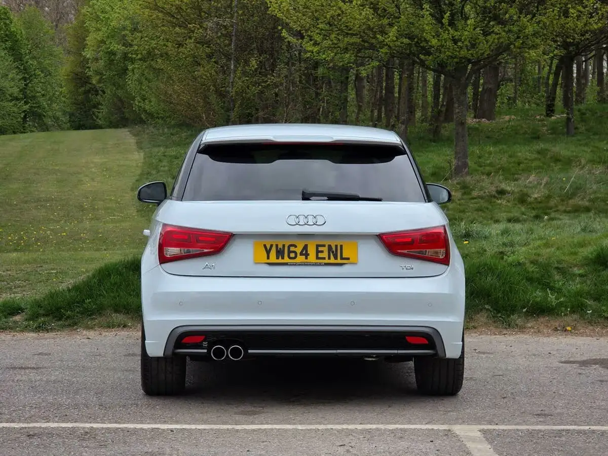 2015-audi-a1-20td-black-edition-hatchback-3d-big-5