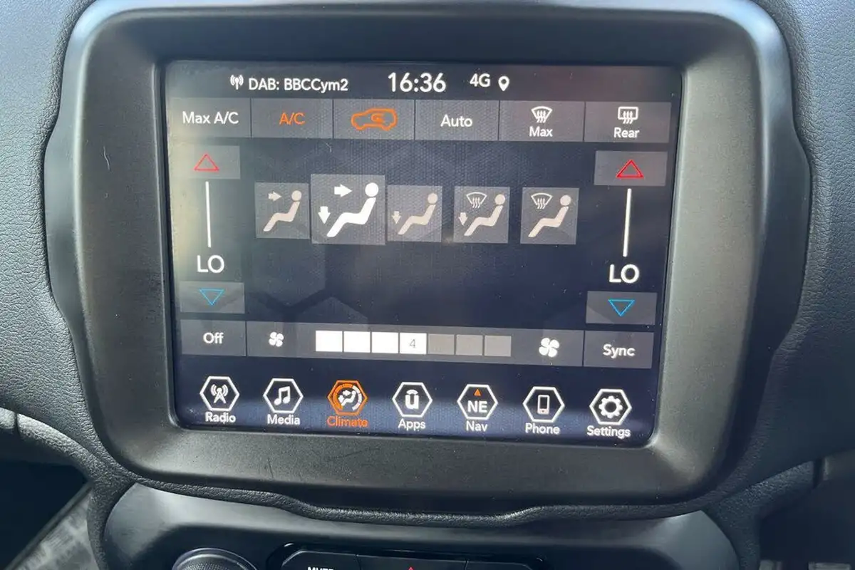 2021-jeep-renegade-10-gse-night-eagle-big-14