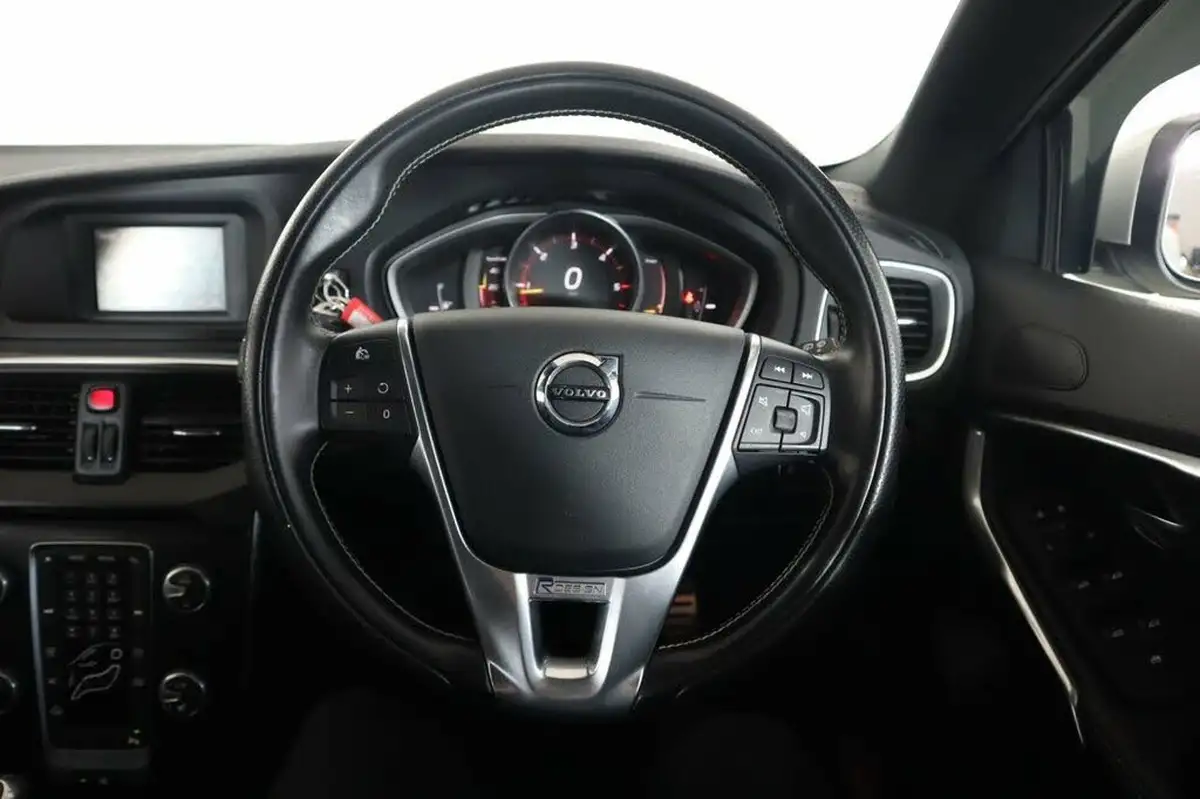 2016-volvo-v40-20td-d2-r-design-big-29