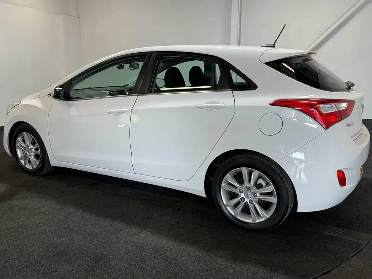 2012-hyundai-i30-16td-style-110ps-auto-big-2