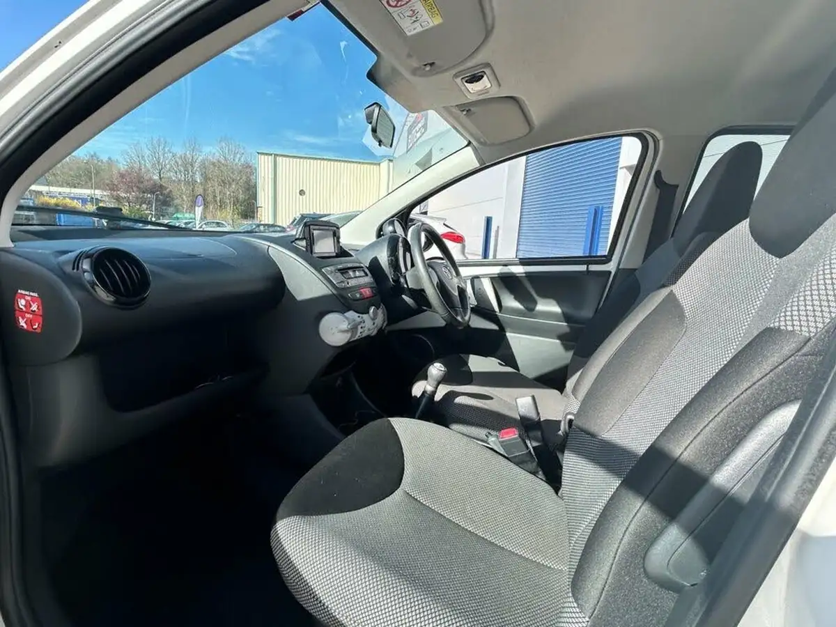 2014-toyota-aygo-10-move-style-5d-big-16