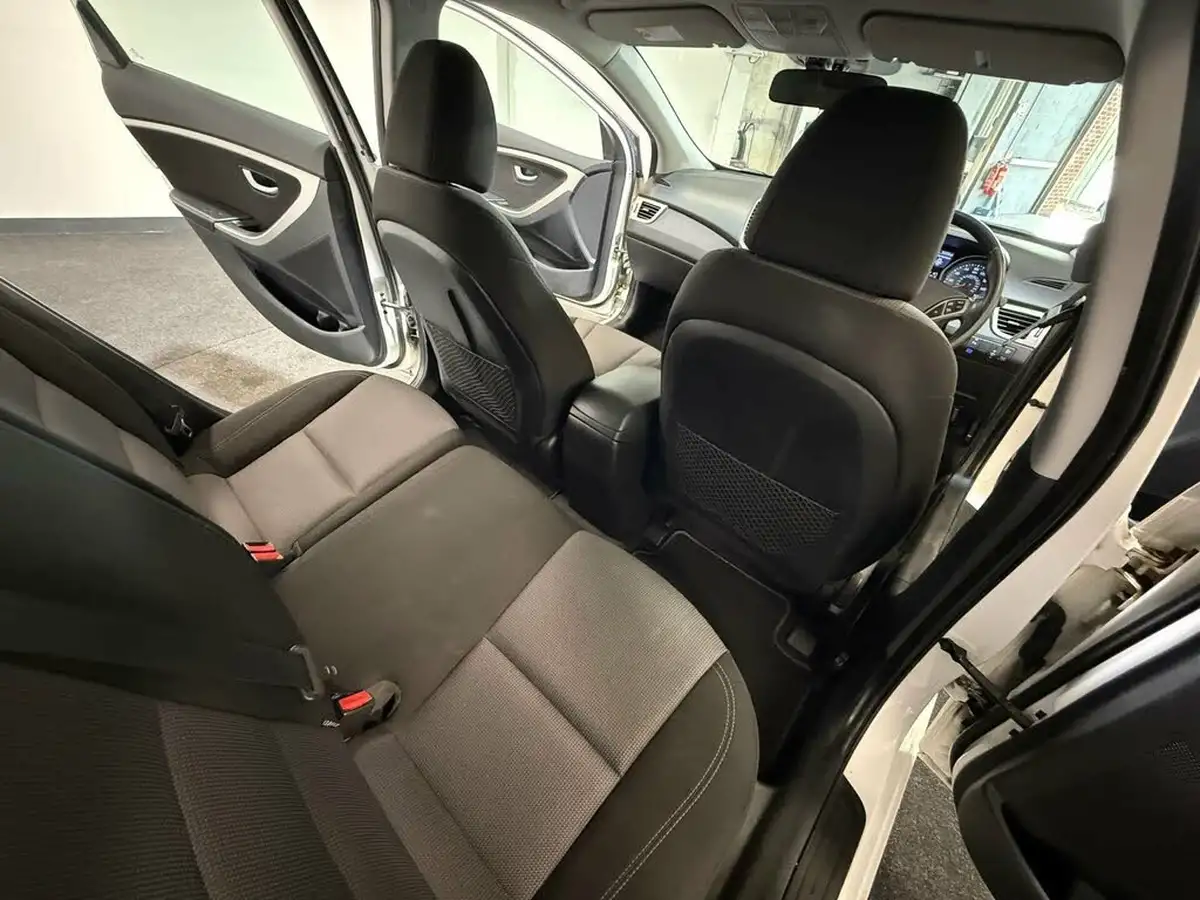 2012-hyundai-i30-16td-style-110ps-auto-big-30