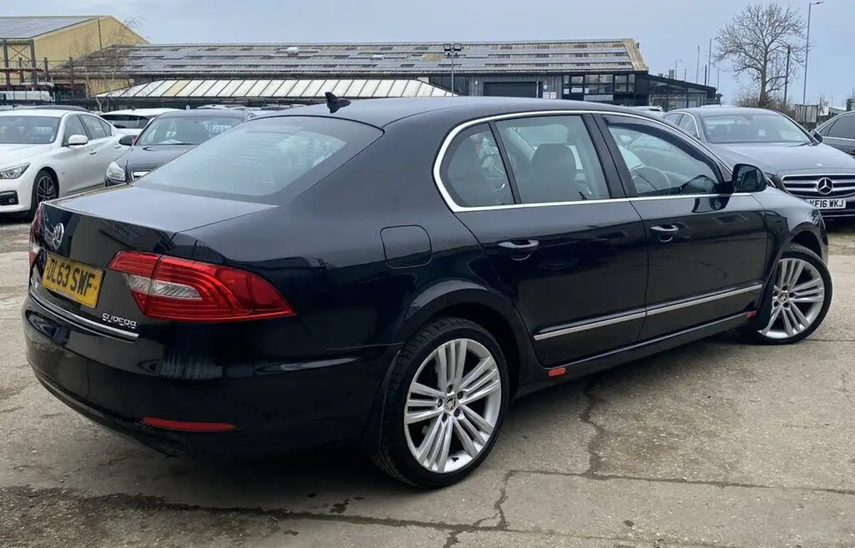 2014-skoda-superb-20tdi-elegance-170ps-hatchback-dsg-big-2