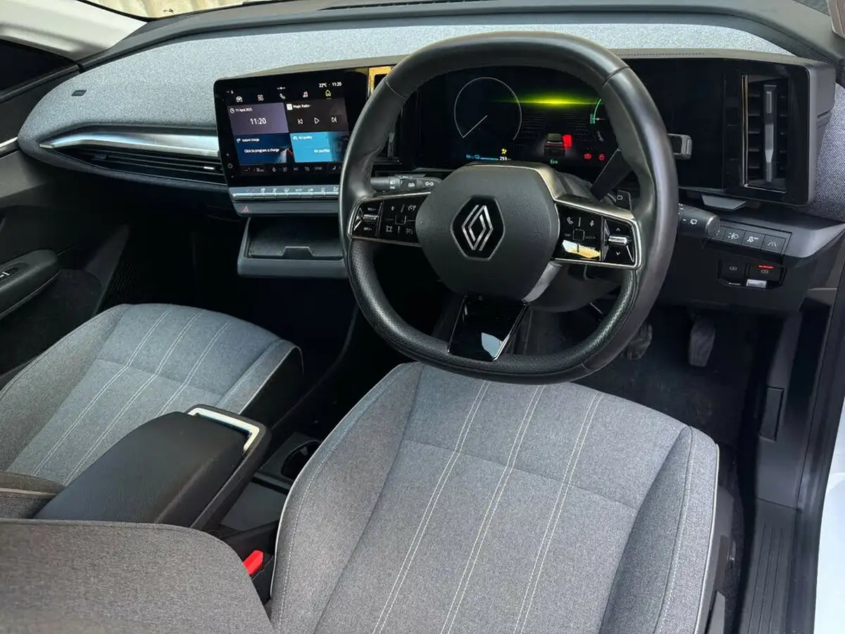 2022-renault-megane-e-tech-e-equilibre-big-11