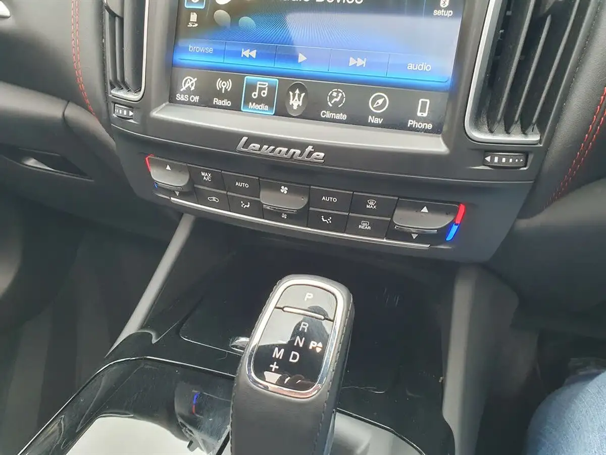 2020-maserati-levante-38-gts-big-41