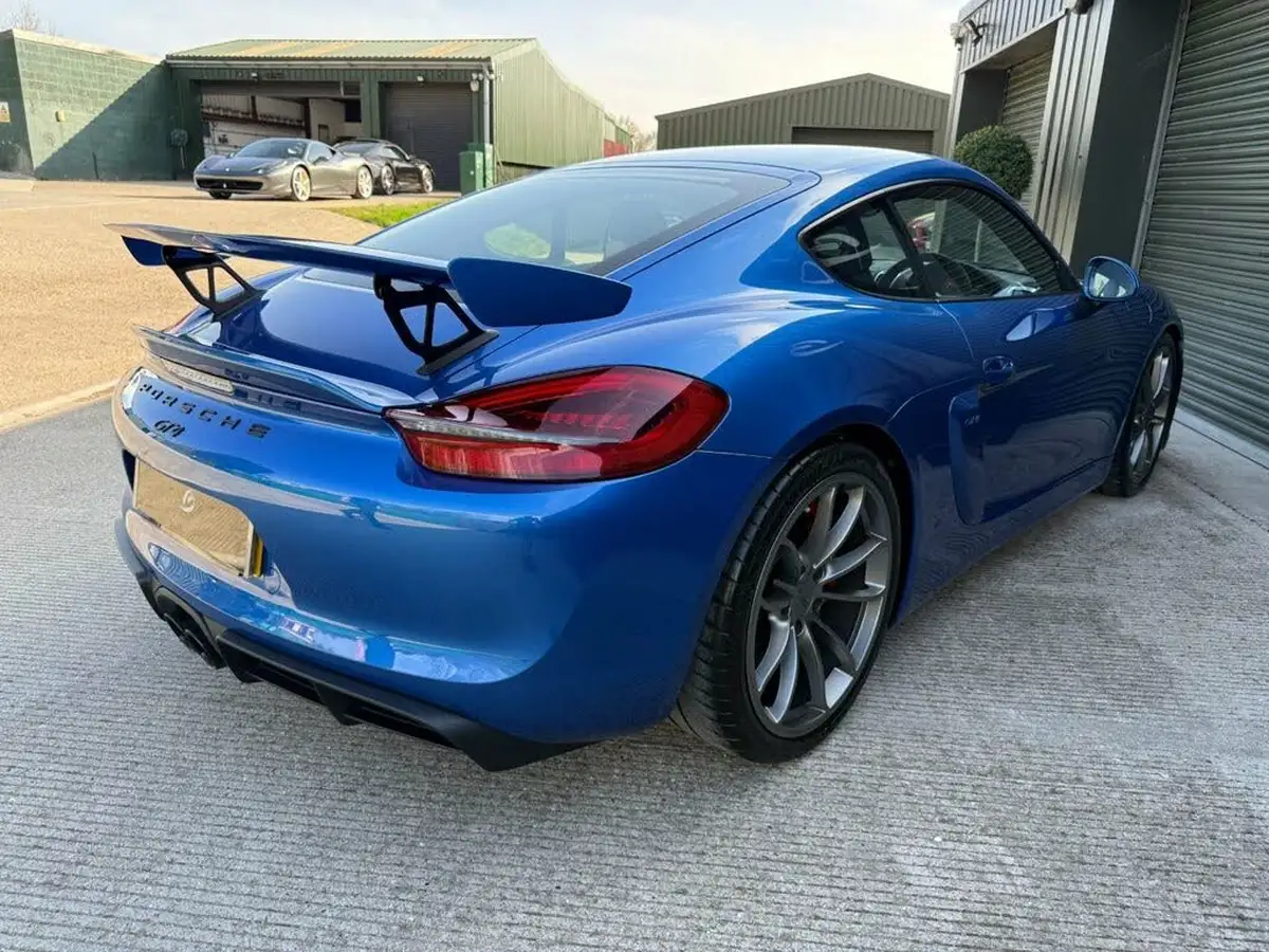 2016-porsche-cayman-38-gt4-big-27