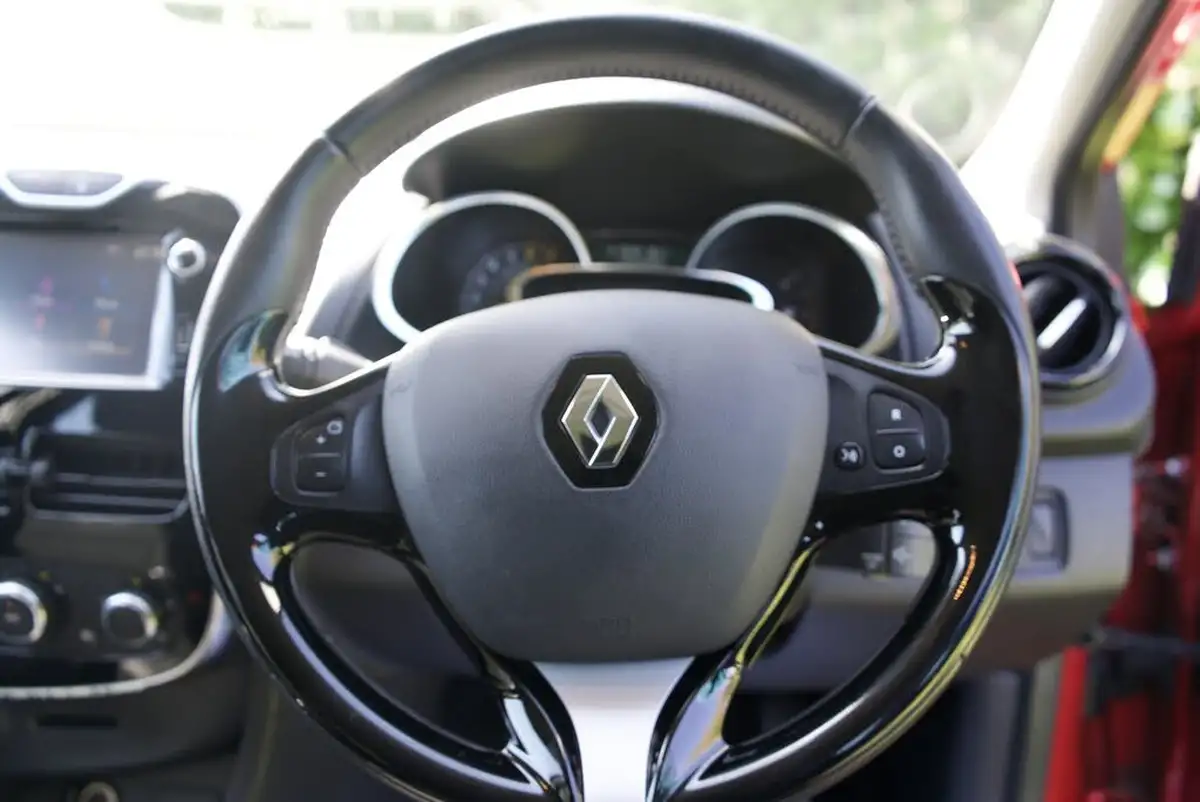 2015-renault-clio-12-dynamique-nav-big-41