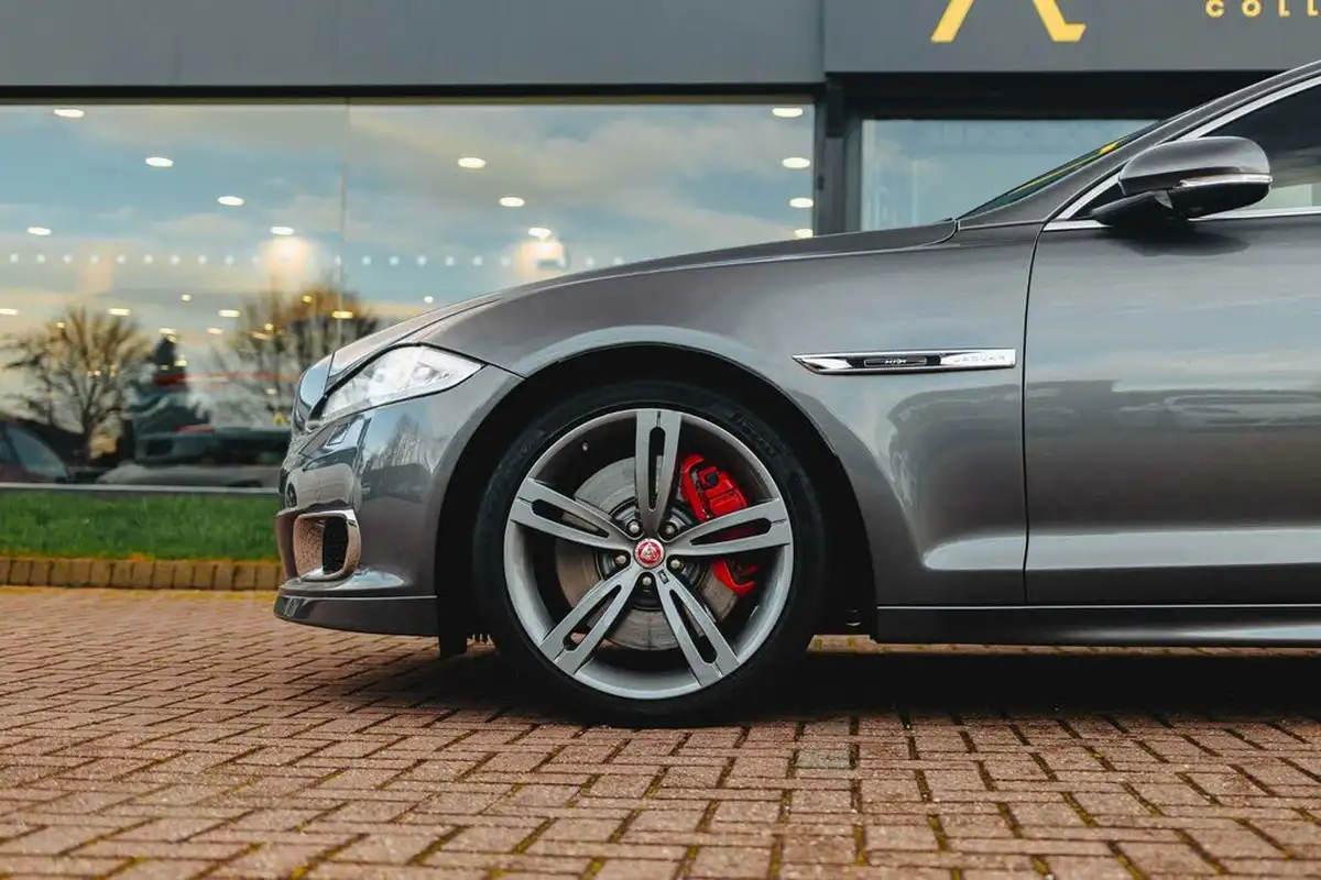 2015-jaguar-xj-series-50-xjr-saloon-big-9